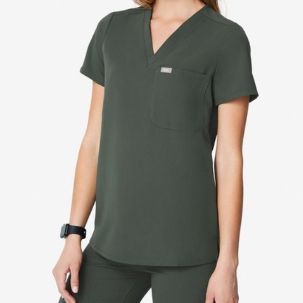 NWT figs scrub top